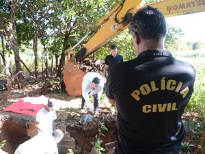 Escavadeira foi utilizada para localizar ossada (Foto: Dennis Tavares/SSP) Escavadeira foi utilizada para localizar ossada (Foto: Dennis Tavares/SSP)