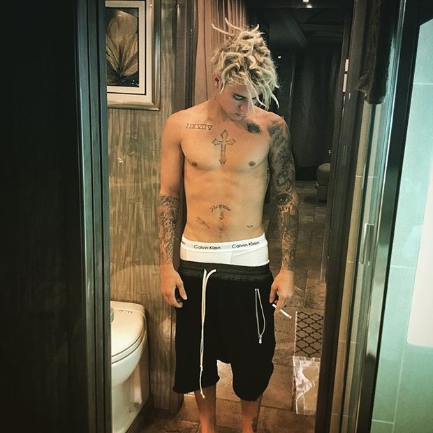 Justin Bieber posa sem camisa e com cigarro na mão (Foto: Instagram/ Reprodução)