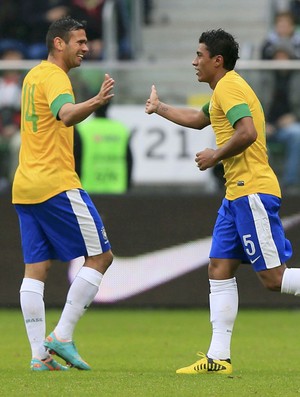 paulinho e leandro castan brasil japão (Foto: Agência Reuters) paulinho e leandro castan brasil japão (Foto: Agência Reuters)