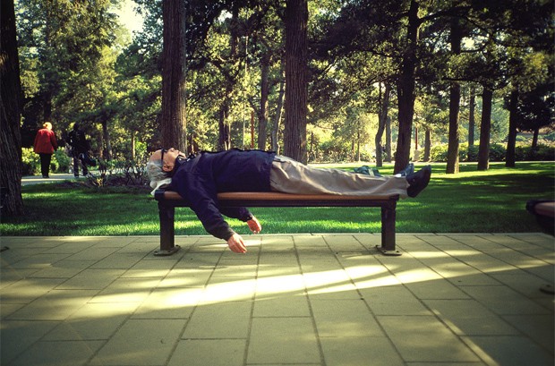 Homem dorme em banco de praça na China (Foto: Divulgação/Eric Leleu)