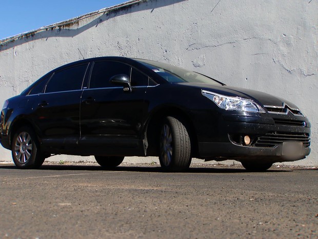 Carro que os suspeitos utilizavam em Uberlândia (Foto: Reprodução/MGTV)