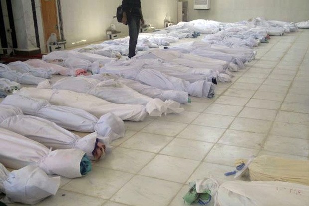Foto divulgada por um site de notícias sírio mostra o onde seriam corpos de vítimas do massacre ocorrido no sábado em Houla, na Síria (Foto: AP) Foto divulgada por um site de notícias sírio mostra o onde seriam corpos de vítimas do massacre ocorrido no sábado em Houla, na Síria (Foto: AP)