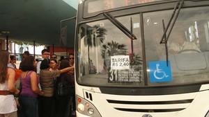 Usuários do transporte público em Natal reclamam da qualidade do serviço (Foto: Ricardo Araújo/G1)