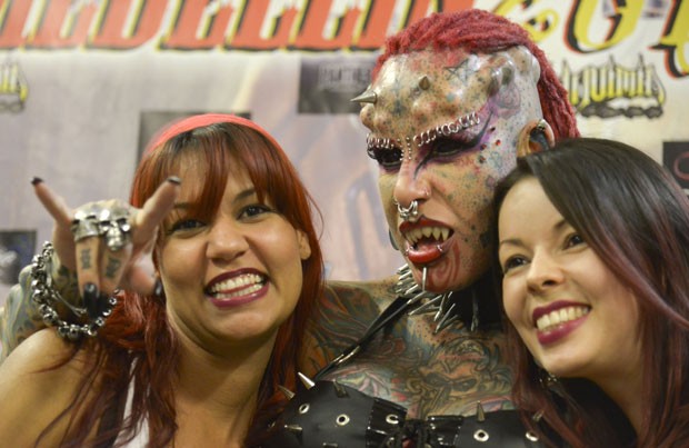 Mexicana María José Cristerna foi atração de uma feira internacional de tatuagens em Medellín (Foto: Raul Arboleda/AFP)
