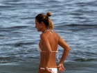 Letícia Birkheuer vai de biquininho branco à praia no Rio