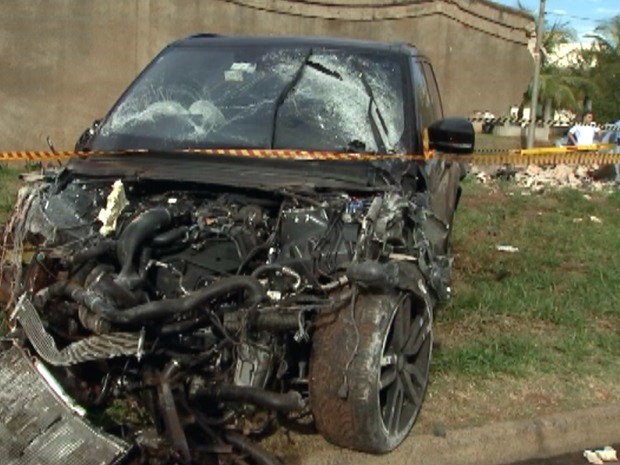 G1 Motorista foge após derrubar muro e destruir Range Rover de R 400