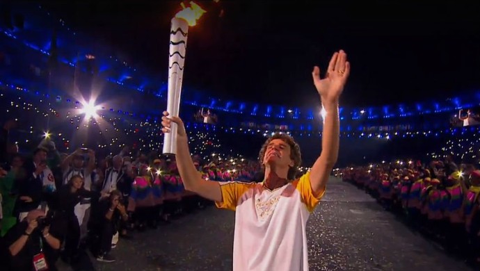 Ovacionado no Maracanã, Gustavo Kuerten carrega a tocha olímpica (Foto: Reprodução / TV Globo)