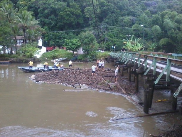 Ponte que liga o Barra do Una a Juquehy foi interditada após a chuva que atingiu São Sebastião na madrugada deste sábado (15). (Foto: Defesa Civil/PMSS)