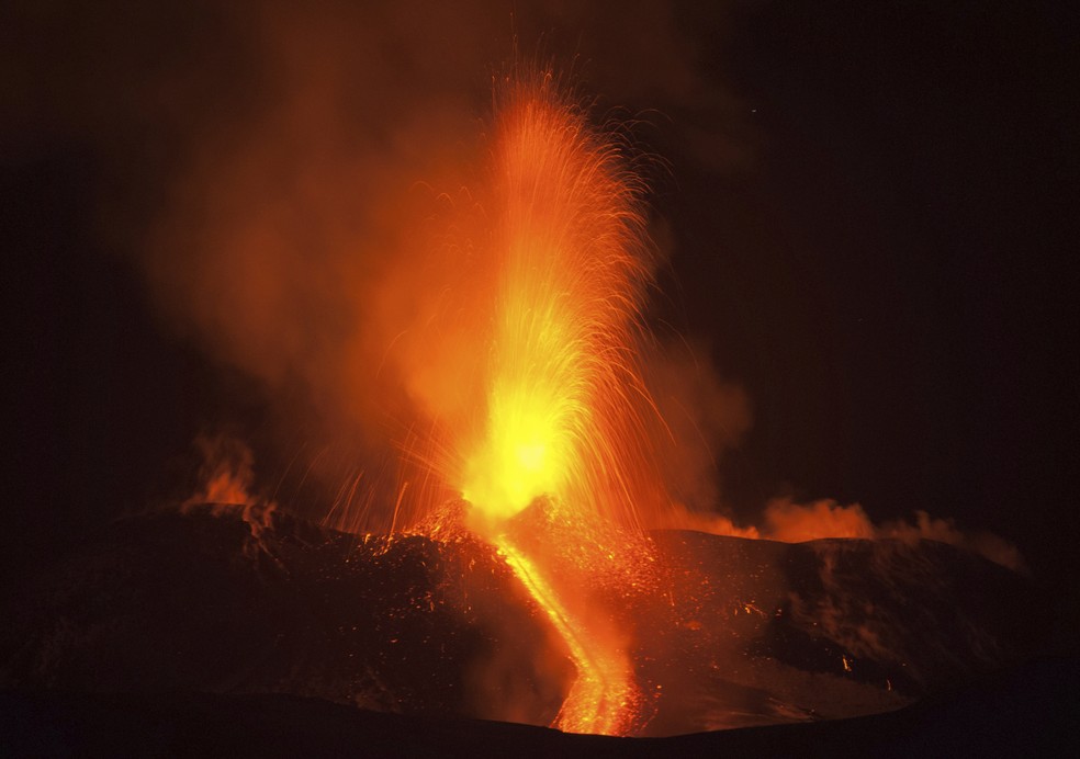 Vulcão etna em erupção nesta terça-feira (28) (Foto: Salvatore Allegra/AP)
