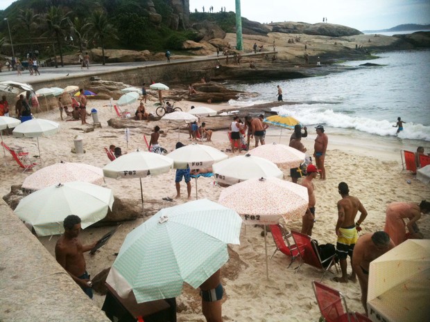 Novos guarda-sóis já começam a mudar a paisagem das praias do Rio (Foto: Lívia Torres/G1)