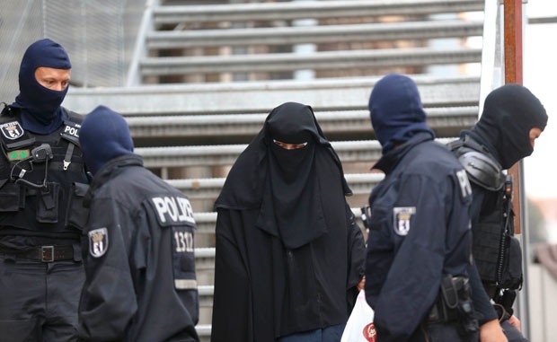 Policiais são vistos perto de mesquita onde foram realizadas buscas por apoiadores do Estado Islâmico nesta terça-feira (22) em Berlim (Foto: Hannibal Hanschke/Reuters )