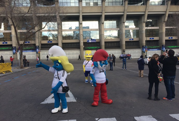 Smurfs no Santiago BernabÃƒÂ©u (Foto: Ivan Raupp)