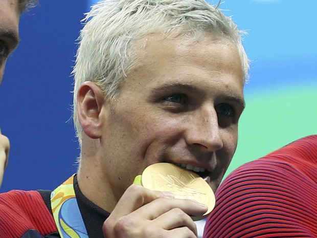 O nadador Ryan Lochte durante cerimônia de premiação na Olimpíada do Rio (Foto: Reuters)