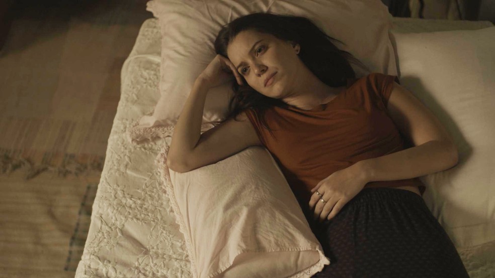 Em seu quarto, Júlia lembra o que aconteceu e liga os pontos sobre a relação de Lorena e Alex (Foto: TV Globo)