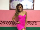 Renata Santos exibe pernas torneadas em ensaio da Mangueira