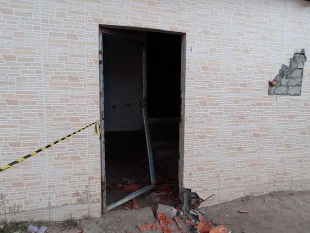 Cinco são mortos em chacina dentro de imóveis em Feira de Santana, na Bahia (Foto: Ney Silva/Site Acorda Cidade)