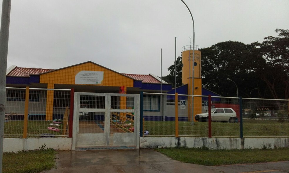 Fachada da creche Jacarandá, na Asa Sul, fechada em dia de volta às aulas (Foto: Graziele Frederico/G1)