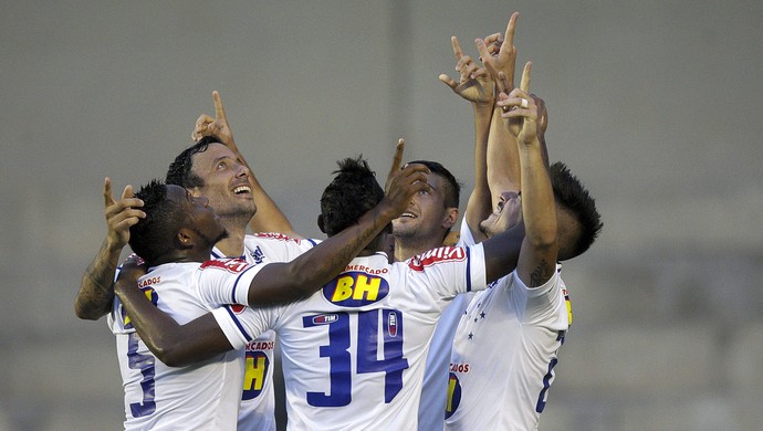 Jogadores do Cruzeiro comemoram gol de Arrascaeta no Serra Dourada (Foto: Cristiano Borges/Light Press)