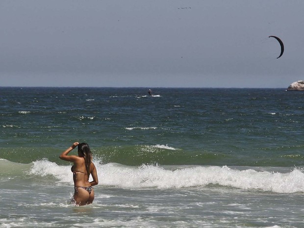 Praia da Barra tinha areia cristalina e tempo bom para praticantes de kitesurfe (Foto: Ariel Subirá / Futura Press / Estadão Conteúdo)