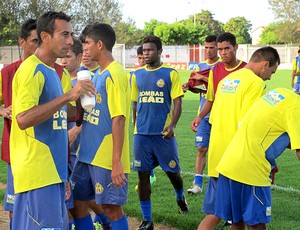 jogadores no treino do Horizonte (Foto: Daniel Romeu / Globoesporte.com)