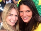 Susana Werner faz 'selfie' em estádio com Daniella Sarahyba