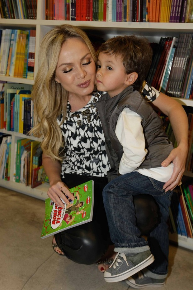 Eliana leva filho em lançamento de livro em SP (Foto: Leo Franco / Agnews)