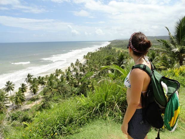 Turista observa paisagem da Costa do Cacau: praia, cachoeira e mata atlântica na mesma região (Foto: Divulgação)