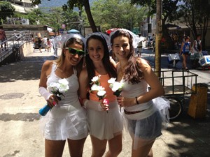 Amigas de Copacabana se fantasiaram de noivas durante bloco no Rio (Foto: Renata Soares/G1)