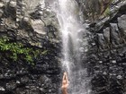 Grazi Massafera toma banho de cachoeira e mostra corpo em forma