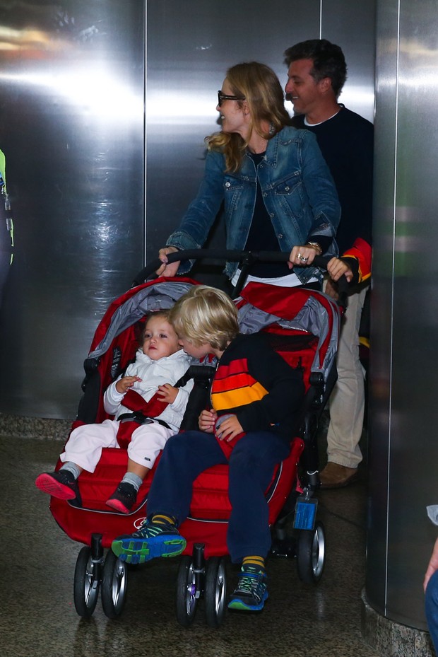 Angélica e Luciano Huck com os filhos (Foto: Manuela Scarpa / Foto Rio News)