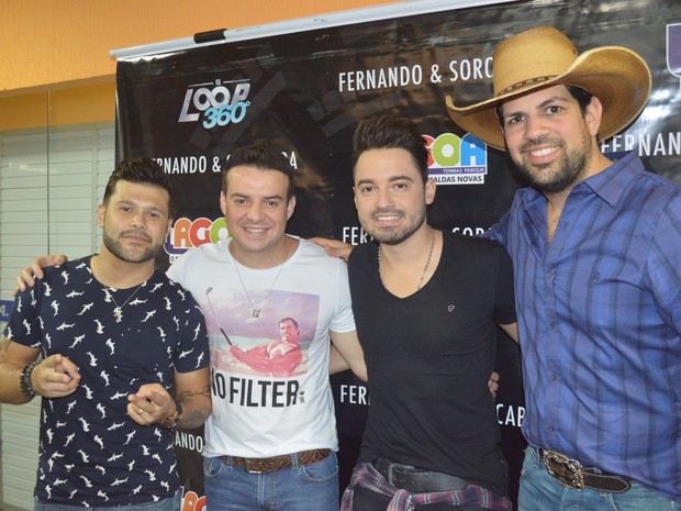 Duplas Fernando e Sorocaba e Marcos e Belutti se apresentaram em Santos (Foto: Rafaella Mendes/G1)