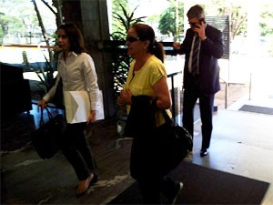 Ex-primeira-dama de Campinas chega na Cidade Judiciária acompanhada de seus advogados (Foto:  Leandro Filippi/G1 Campinas)