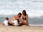 Fernanda Lima curte praia com a família no Rio
