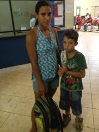 Cristiane Alvez da Silva que mora na zona rural de Porto Velho trouxe o filho para consulta na policlínica (Foto: Larissa Matarésio/G1)