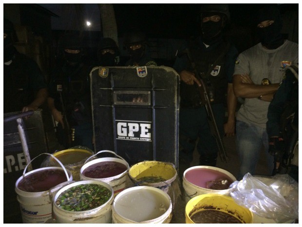 Baldes de cachaça foram encontrados pelo GPE do presídio (Foto: Divulgação/ Polícia)