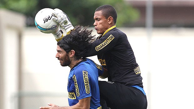 Renan e Loco Abreu no treino do Botafogo (Foto: Fernando Soutello / Agif )