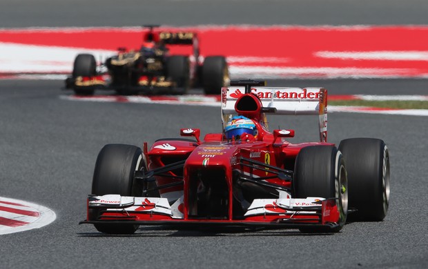 Alonso ultrapassa Raikkonen para vencer o GP da Espanha, em Barcelona (Foto: Getty Images)
