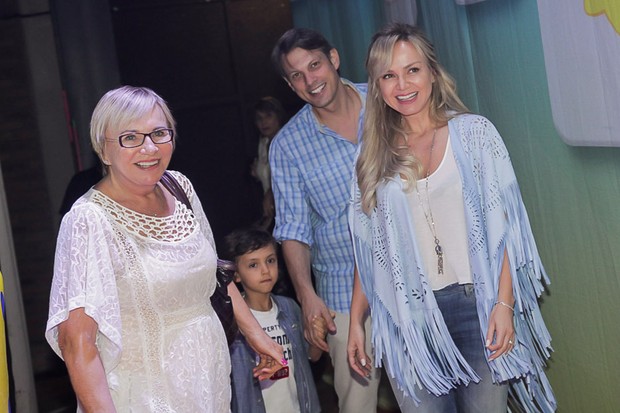 Eliana com o filho, o namorado e a mãe (Foto: Marcos Ribas/ Brazil News)