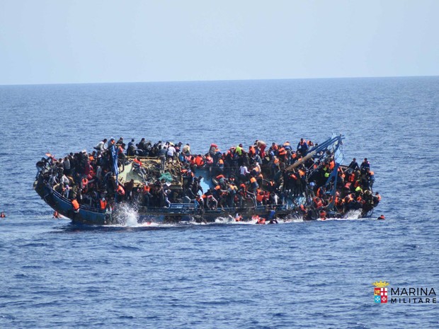 Embarcação com migrantes estava instável e com excesso de pessoas  (Foto: Marina Militare/Reprodução/Facebook)