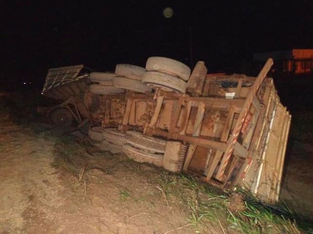 Motorista teria tentado desviar de buracos e perdeu o controle da direção (Foto: MT Notícias)