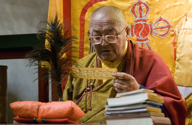 Lama Dosh, o chefe do monastério Khamar, lê textos sagrados durante um ritual no templo. (Foto: © Haroldo Castro/Época) Lama Dosh, o chefe do monastério Khamar, lê textos sagrados durante um ritual no templo. (Foto: © Haroldo Castro/Época)
