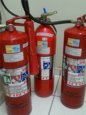 Extintores de incêndio apreendidos com suspeito (Foto: Divulgação/Garras)