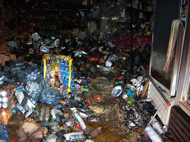 Incêndio destrói bomboniere no bairro da Ribeira, em Salvador (Foto: Reprodução/ TV Bahia)