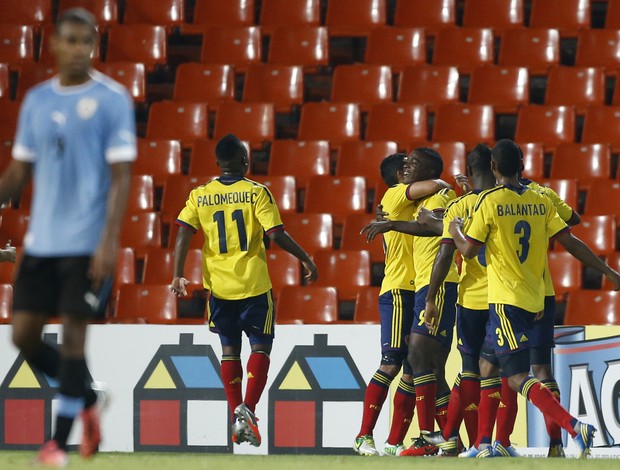 Jogadores colombianos comemoram o gol da vitória sobre o Uruguai (Foto: AFP)