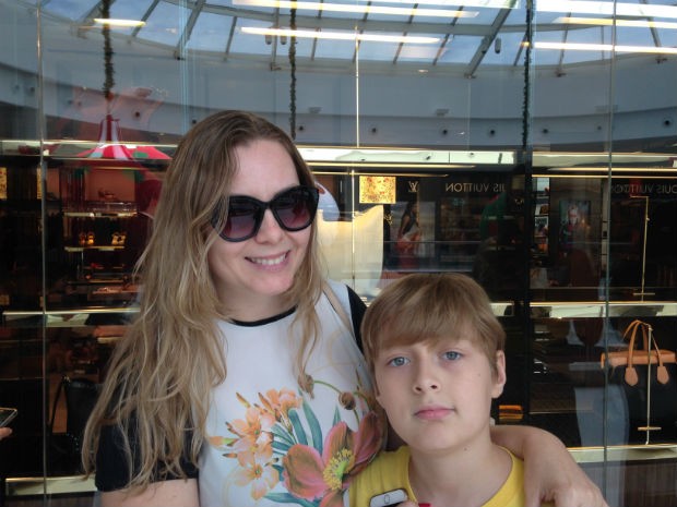 Karine Ribas e o filho, Vinícius, na fila da loja Gucci em shopping de Brasília (Foto: Marianna Holanda/G1)