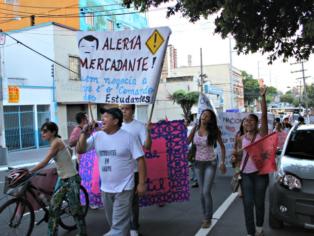 Passeata contou com carros de som, tambores, apitos e cornetas e movimento as ruas de Manaus (Foto: Tiago Melo/G1 AM)