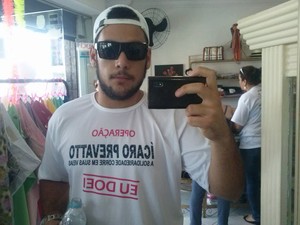Parente de Ícaro, Pedro Abreu usa camisa que ajuda na divulgação.  (Foto: Pedro Abreu/Arquivo pessoal)