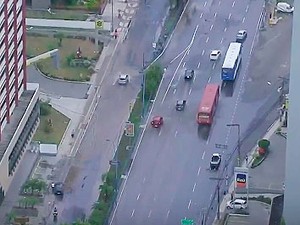 Vazamento na Avenida Tancredo Neves (Foto: Reprodução/TV Bahia)