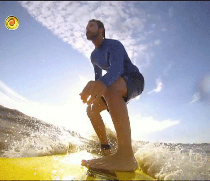 Rodrigo Santoro surfa na Pororoca (Foto: TV Globo)