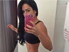 Graciella Carvalho posta selfie da barriga seca e reclama